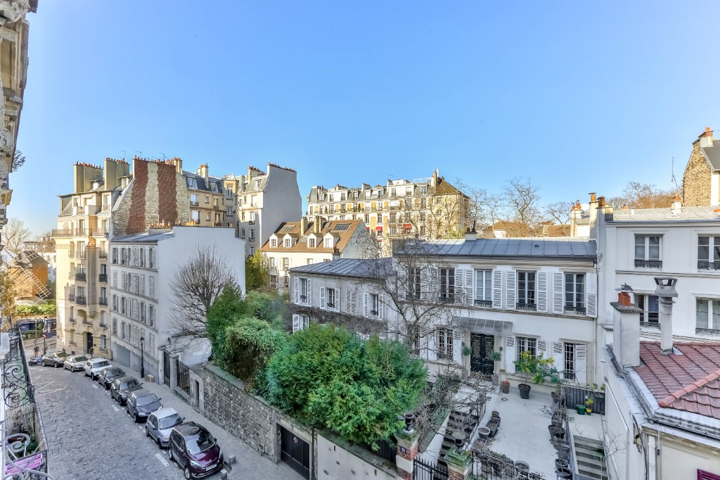 Haut Montmartre – Charming 3 rooms with a degassed view 2