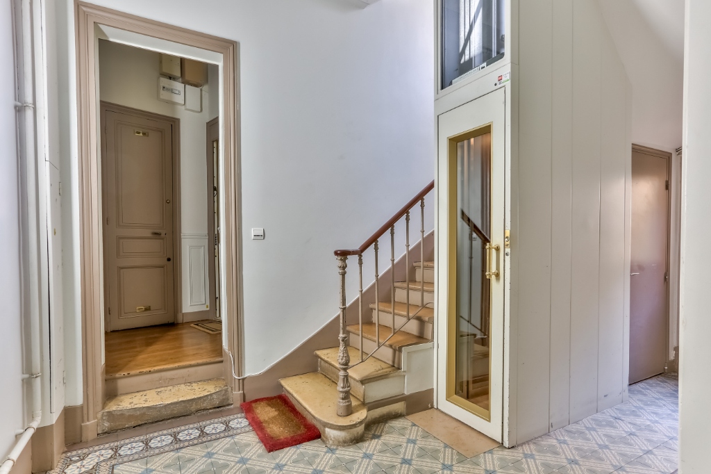 Haut Montmartre – Charming 3 rooms with a degassed view 7
