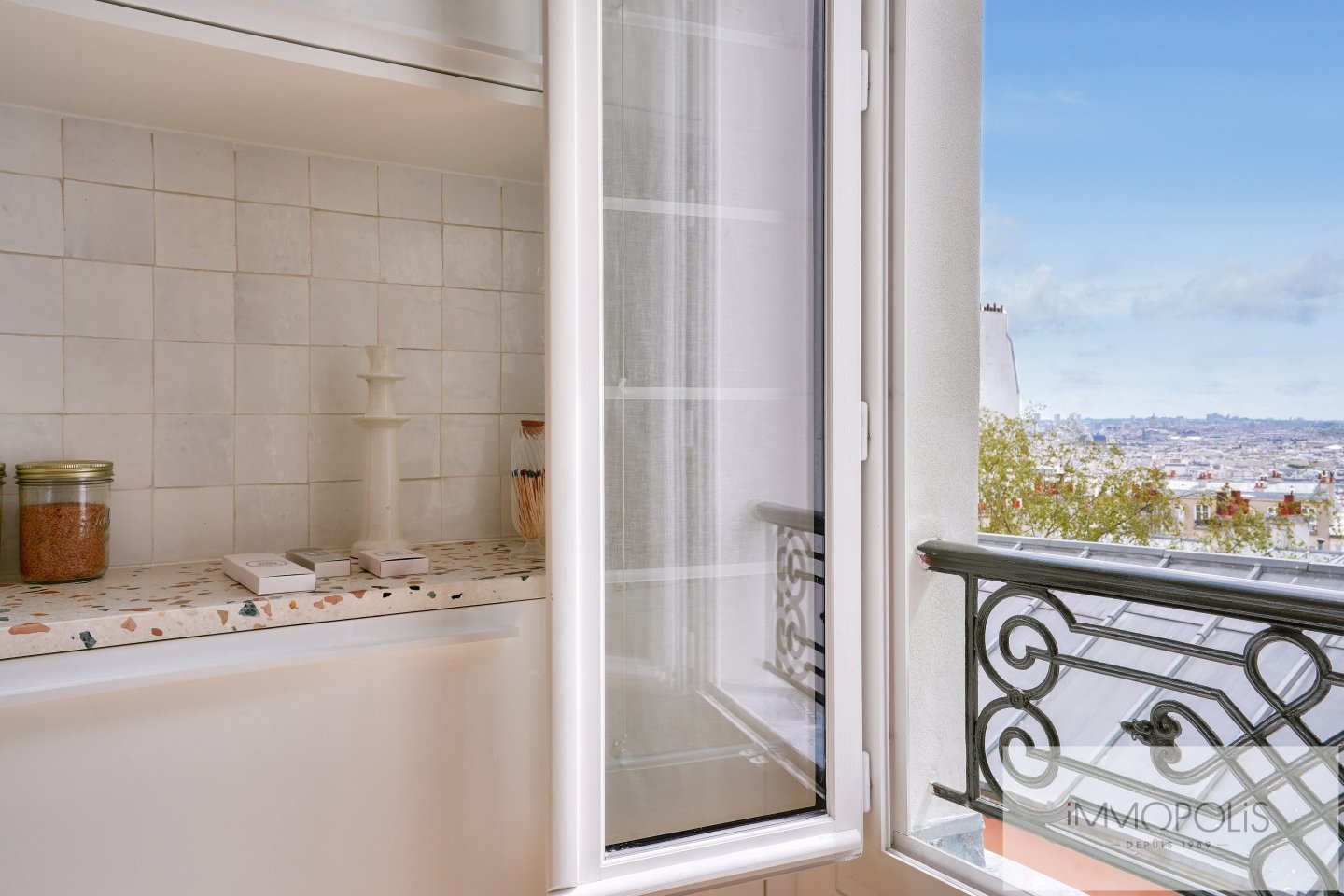 Perle rare en plein coeur de Montmartre avec vue dégagée! 6