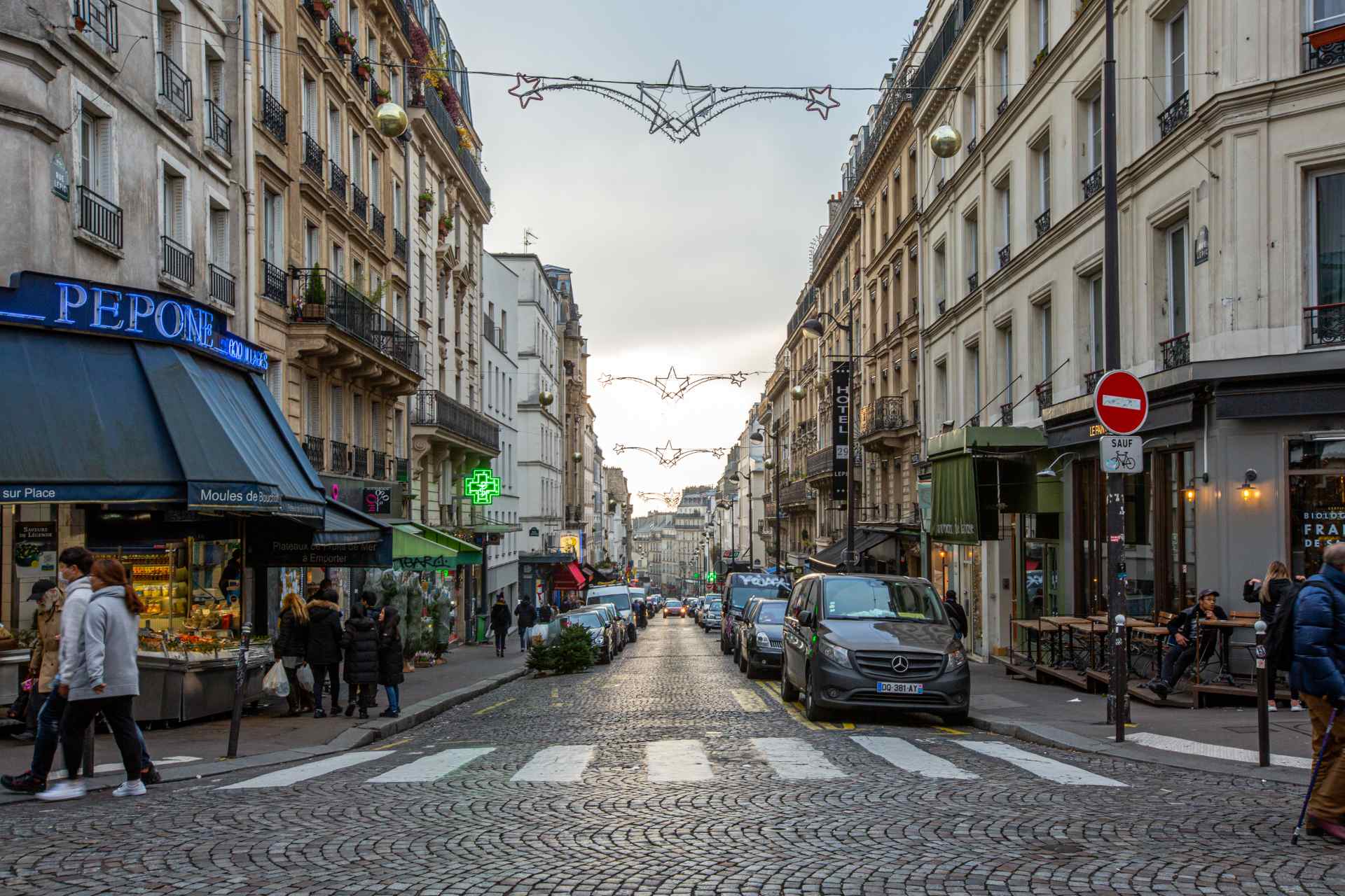 2 room apartment, double living room, rue Lepic, Abbesses district 9