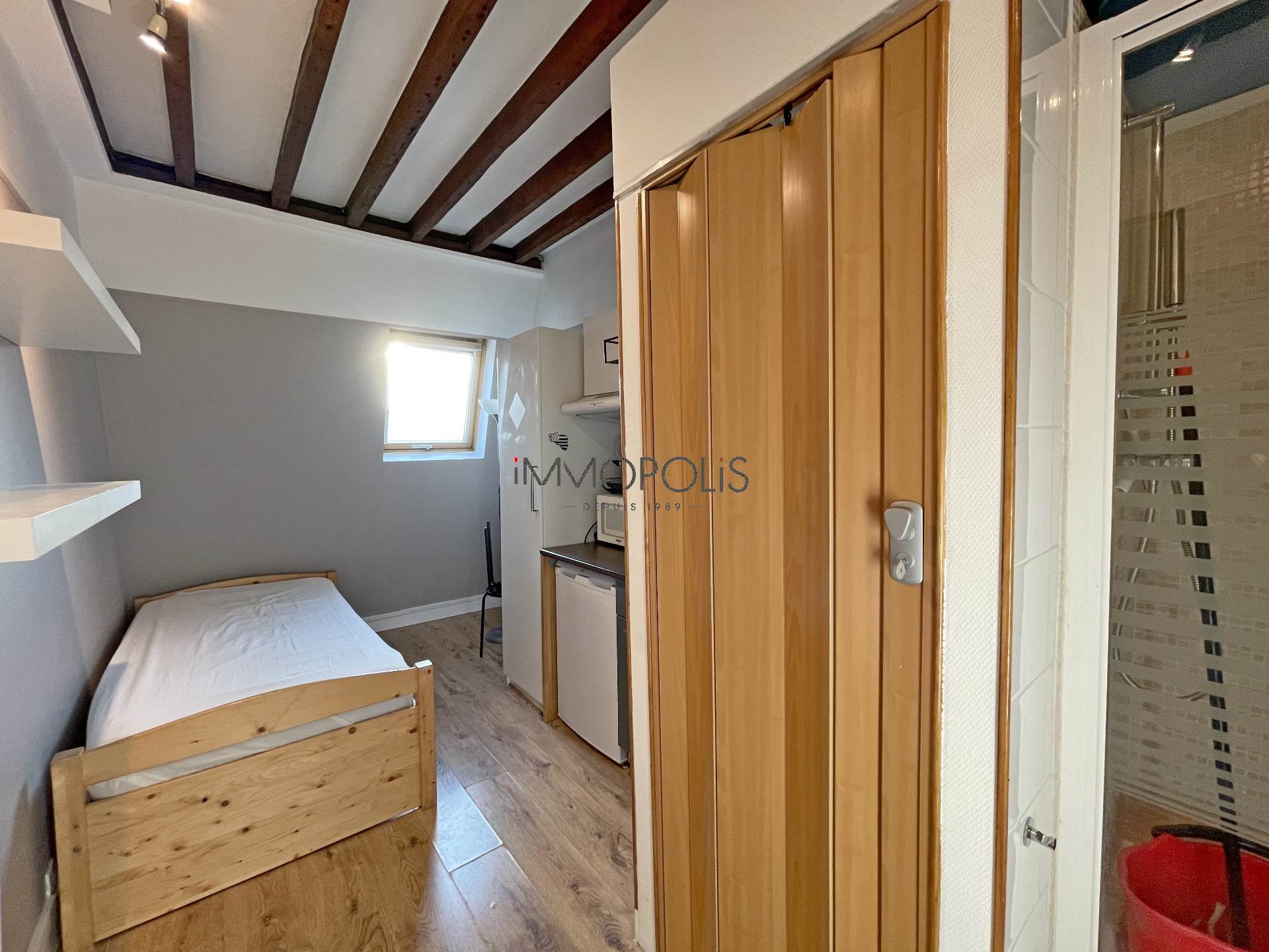 Europe district (rue Clapeyron in the 8th arrondissement), Legally laudable studio of 9.88 m² Law Carrez located in a beautiful well maintained building 4