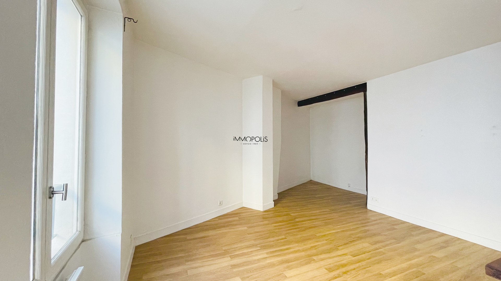 Beautiful studio in Montmartre, 30 m² without loss of space located in a swallowed building 5