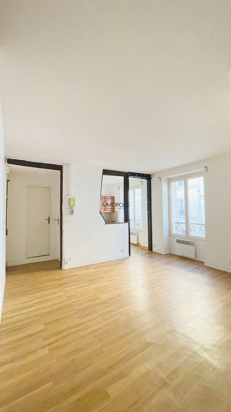 Beautiful studio in Montmartre, 30 m² without loss of space located in a swallowed building 7