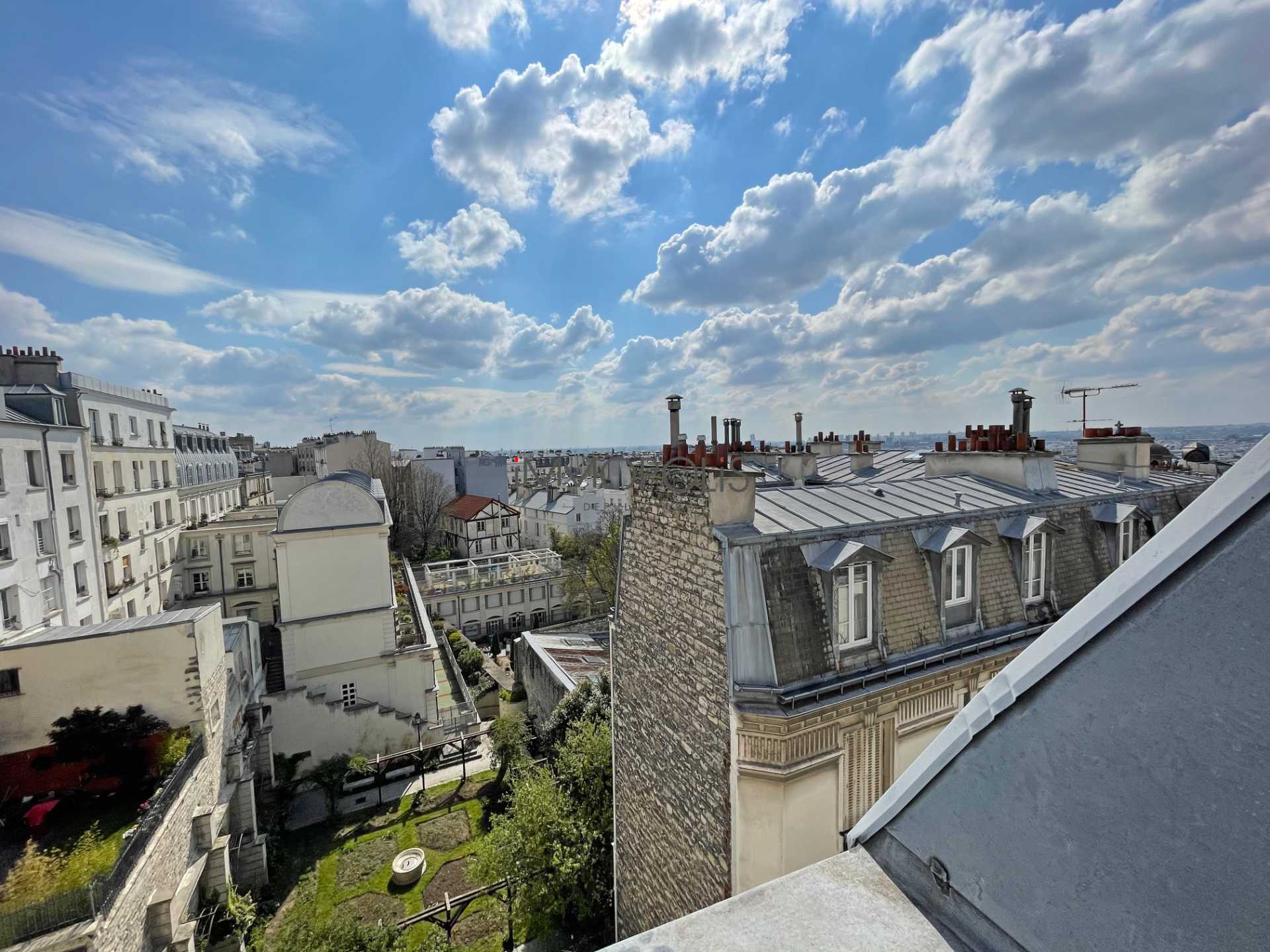 Beautiful 2 rooms at Abbesses with unobstructed view! 2