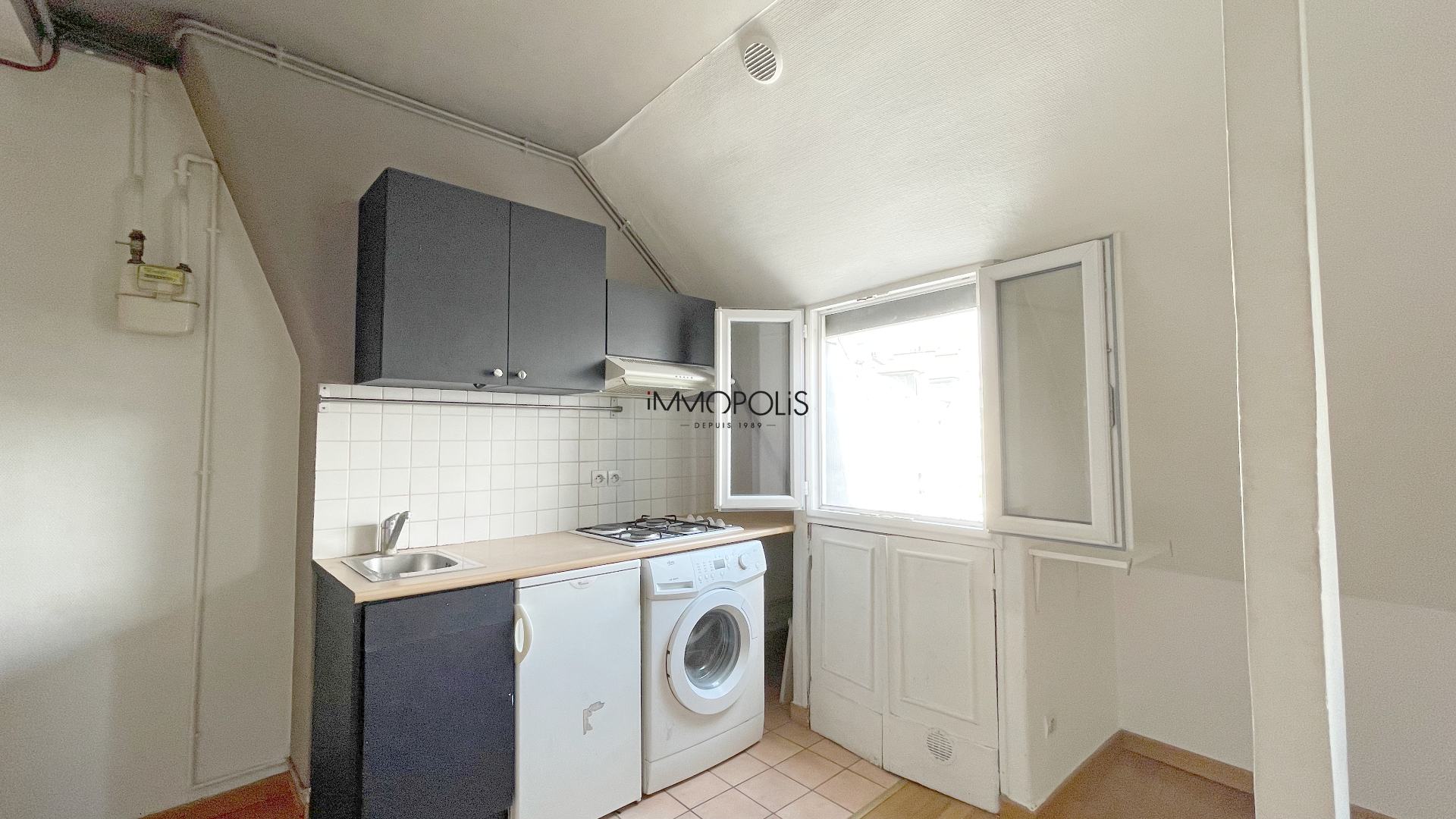 Beautiful 2 rooms at Abbesses with unobstructed view! 6