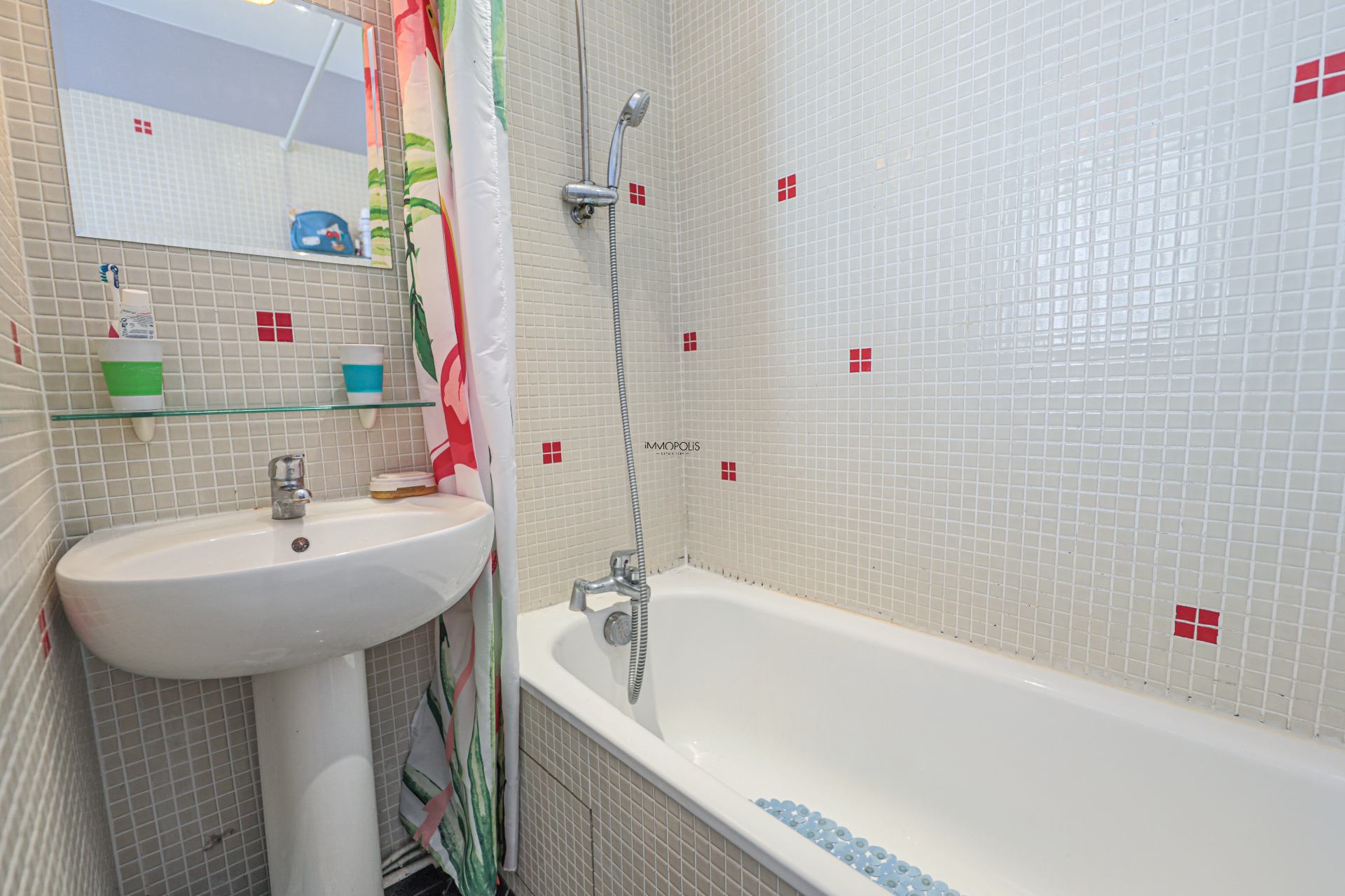 Beau 2 rooms rue Berthe of 30 m2 in good condition with very compact elevator and plan 7