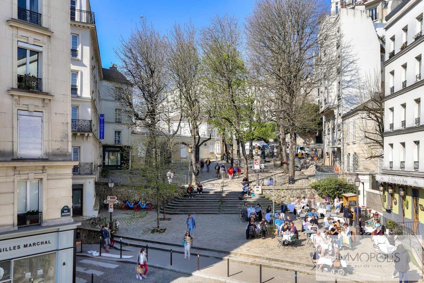 Rue Ravignan en plein coeur des Abbesses à Montmartre. 1
