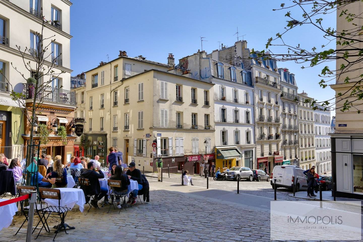 Rue Ravignan en plein coeur des Abbesses à Montmartre. 13