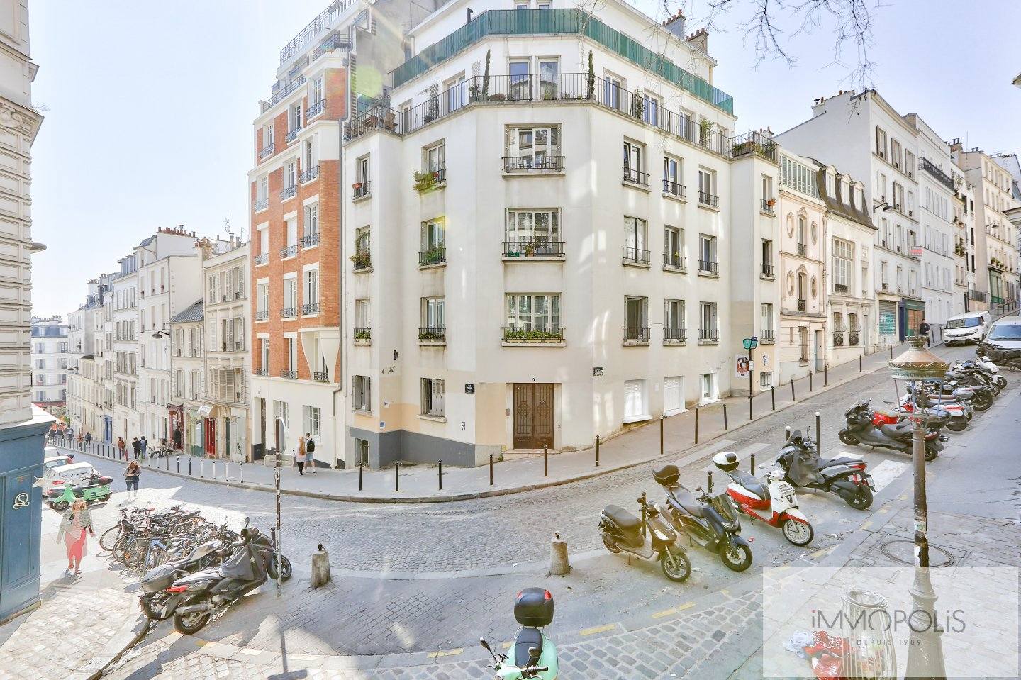 Rue André Barsacq en plein coeur de Montmartre. 15