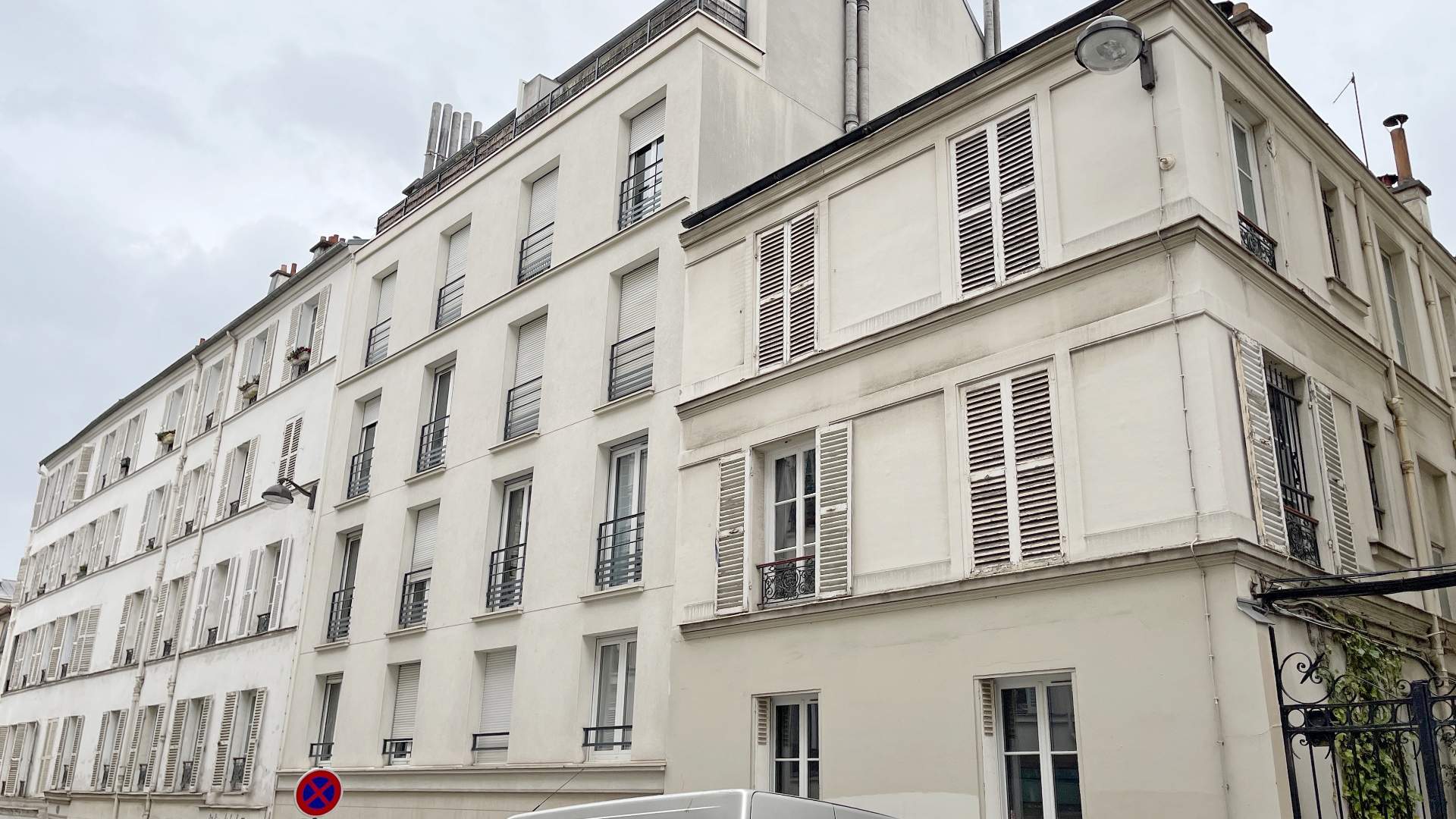 Beautiful 2 rooms in the middle of Montmartre, rue Feutrier, 50 meters from the Sacré-Coeur gardens! 1