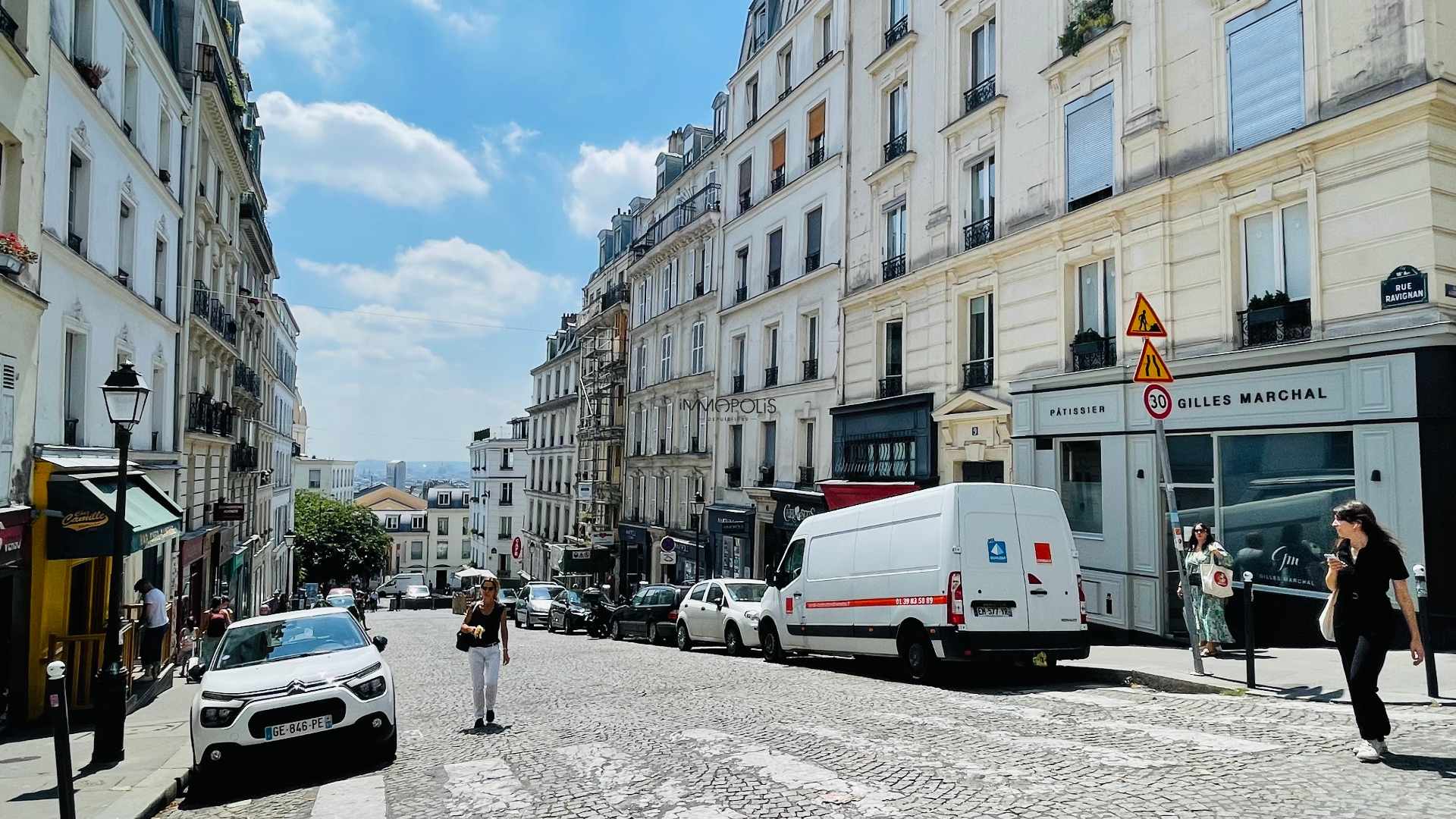 Local commercial en location pure en plein Montmartre, rue avec beaucoup de passage, pas de reprise ni de pas de porte ! 2