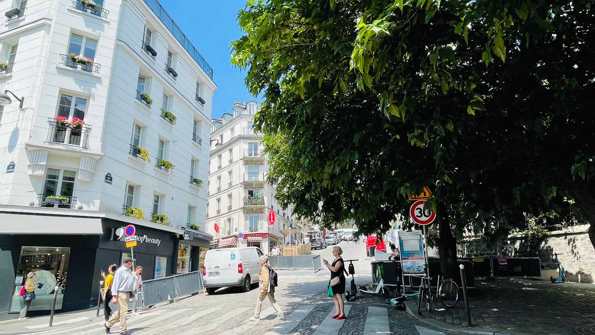 Commercial premises for pure rental in the middle of Montmartre, street with a lot of passage, no recovery or doors! 4