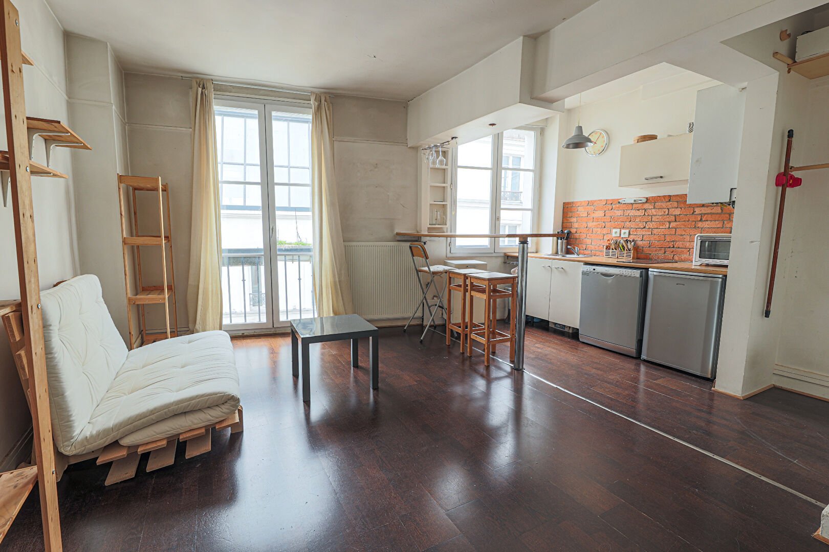 In the heart of the Abbesses – Luminous Studio of 30m² 1