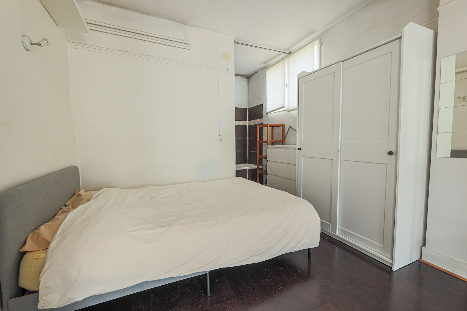 In the heart of the Abbesses – Luminous Studio of 30m² 3