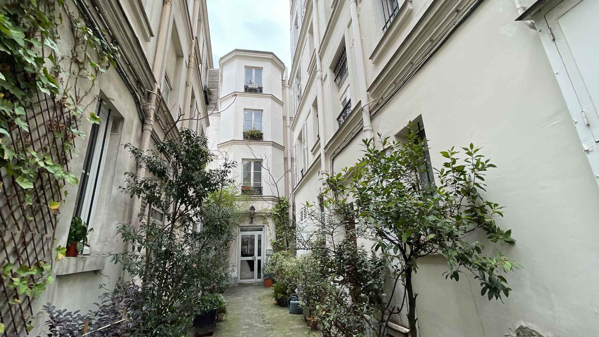 Beautiful 2 rooms in the middle of Montmartre, rue Feutrier, 50 meters from the Sacré-Coeur gardens! 10