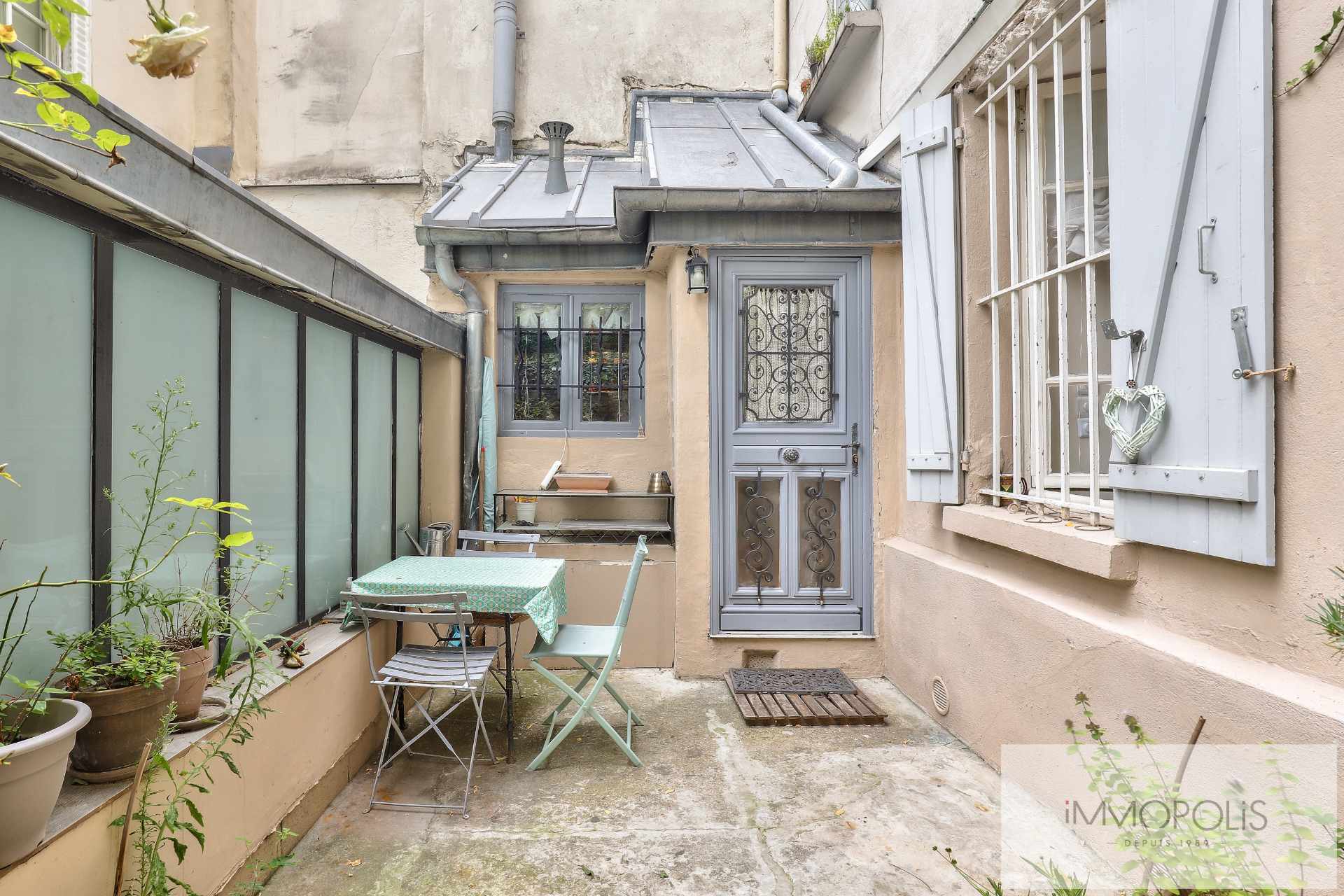 Montmartre, rue Gabrielle, magnifique 2 pièces entièrement rénové avec pierres, briques et poutres apparentes : comme une maison ! 2