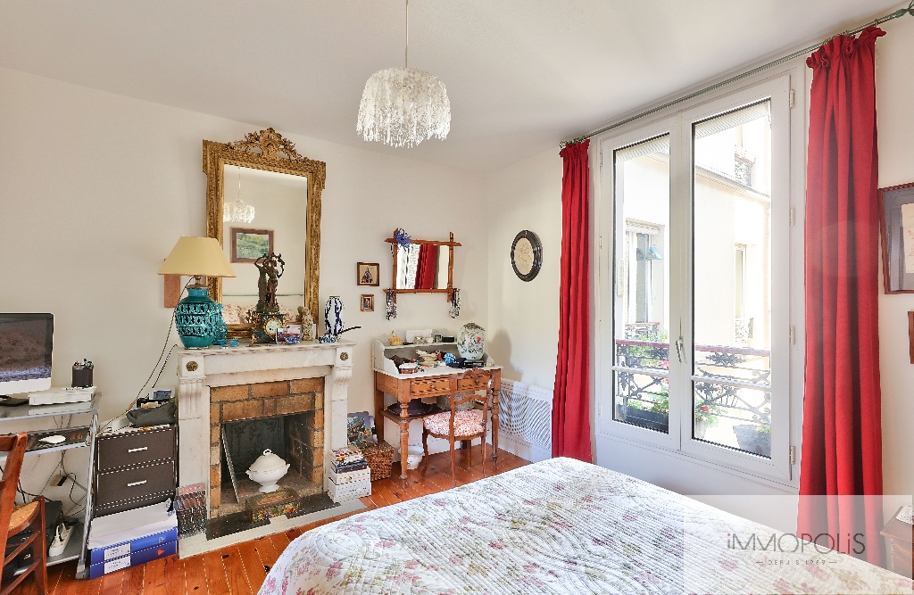 Rare in Montmartre: beautiful 4 rooms, in the 3rd floor with elevator in a beautiful building in size stones! 11