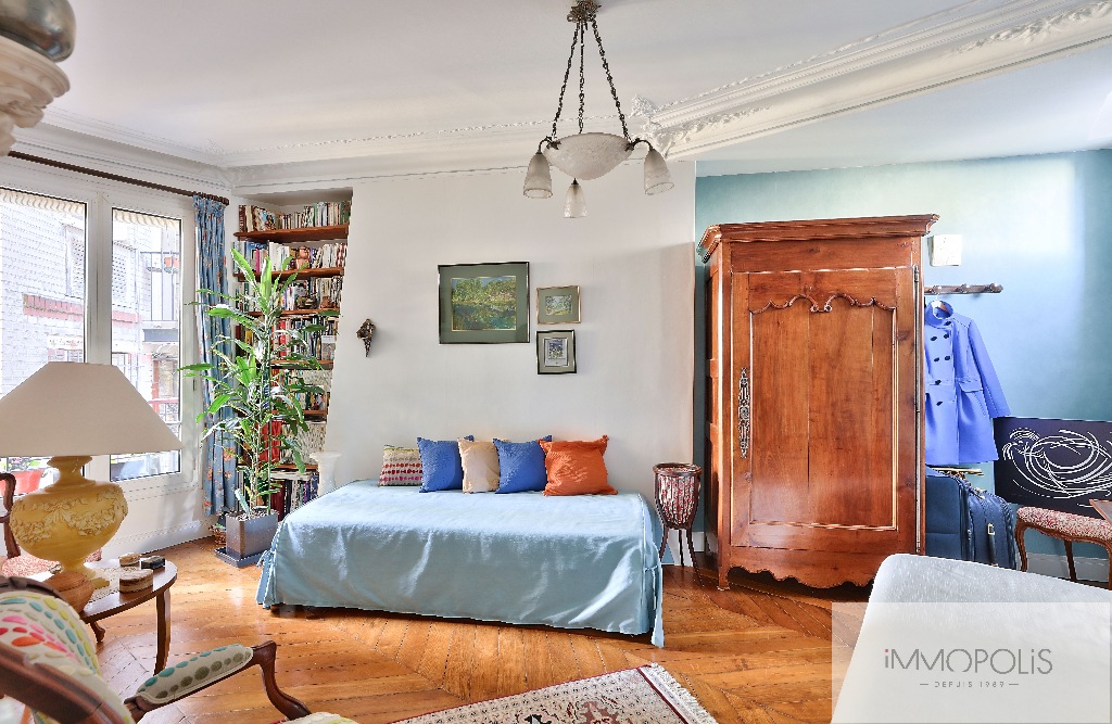 Rare in Montmartre: beautiful 4 rooms, in the 3rd floor with elevator in a beautiful building in size stones! 12