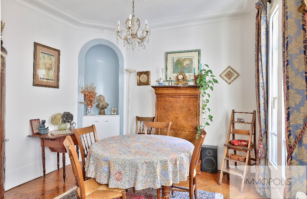 Rare in Montmartre: beautiful 4 rooms, in the 3rd floor with elevator in a beautiful building in size stones! 14
