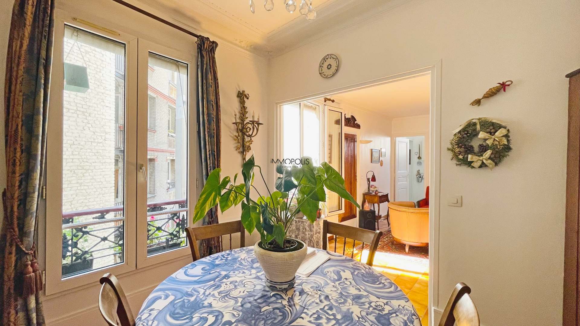 Rare in Montmartre: beautiful 4 rooms, in the 3rd floor with elevator in a beautiful building in size stones! 3