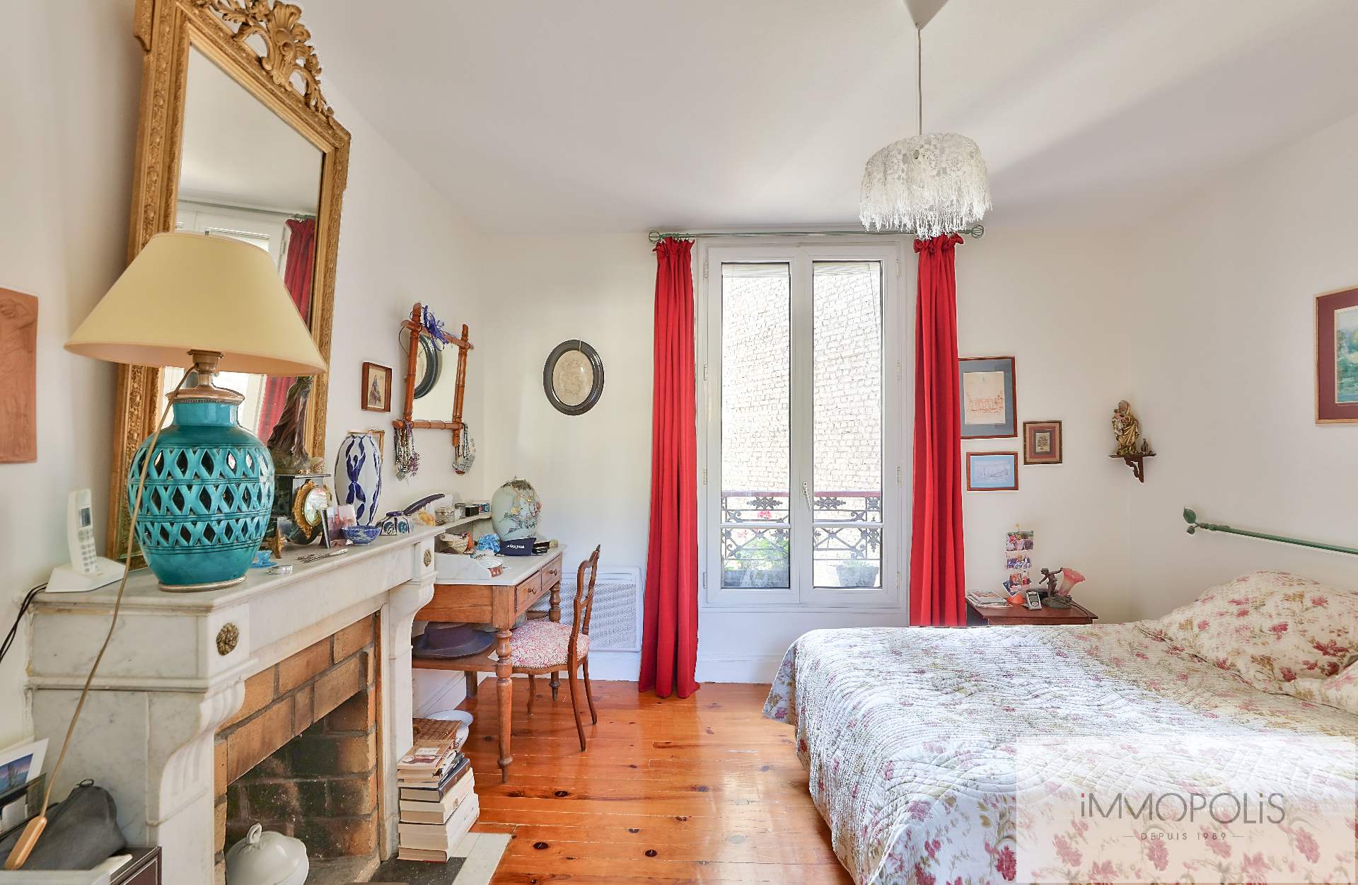 Rare in Montmartre: beautiful 4 rooms, in the 3rd floor with elevator in a beautiful building in size stones! 6