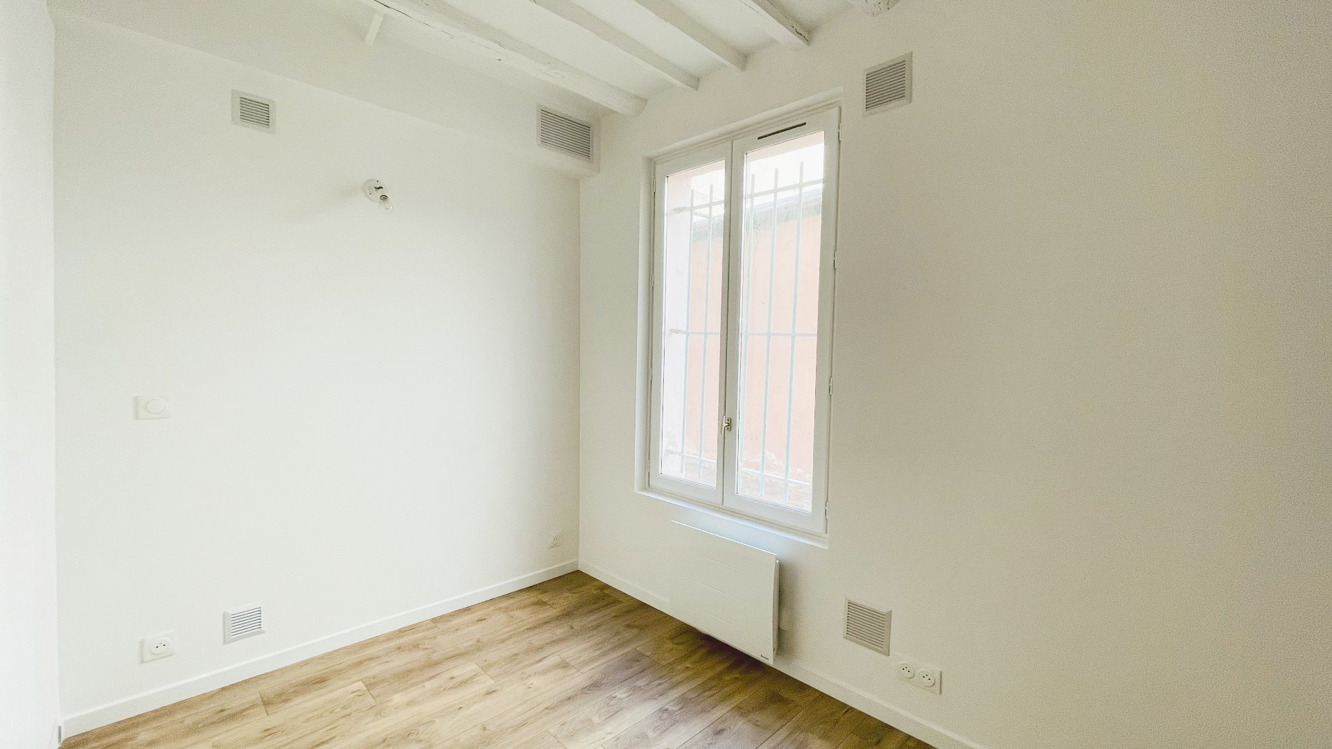 Abbesses: Direct rental of a beautiful boutique entirely renovated without a door or recovery! 3