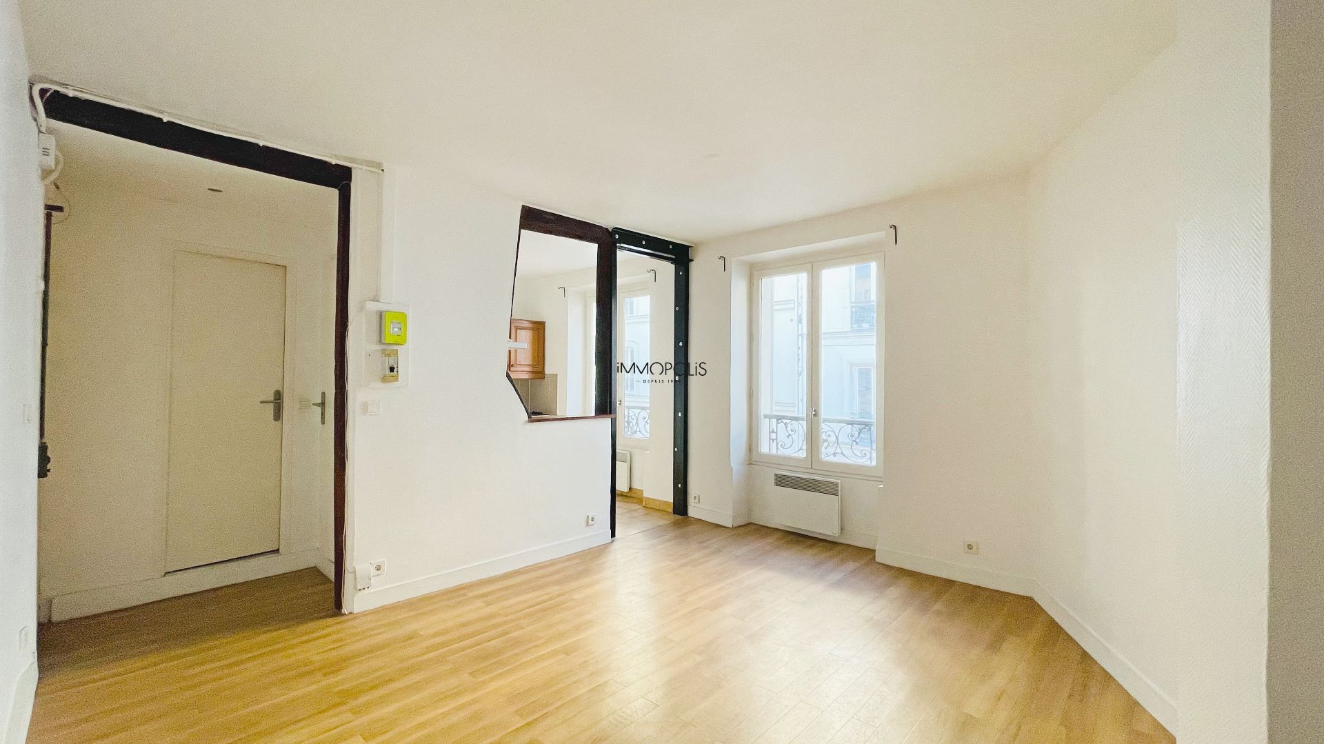 Beautiful studio in Montmartre, 30 m² without loss of space located in a swallowed building 1