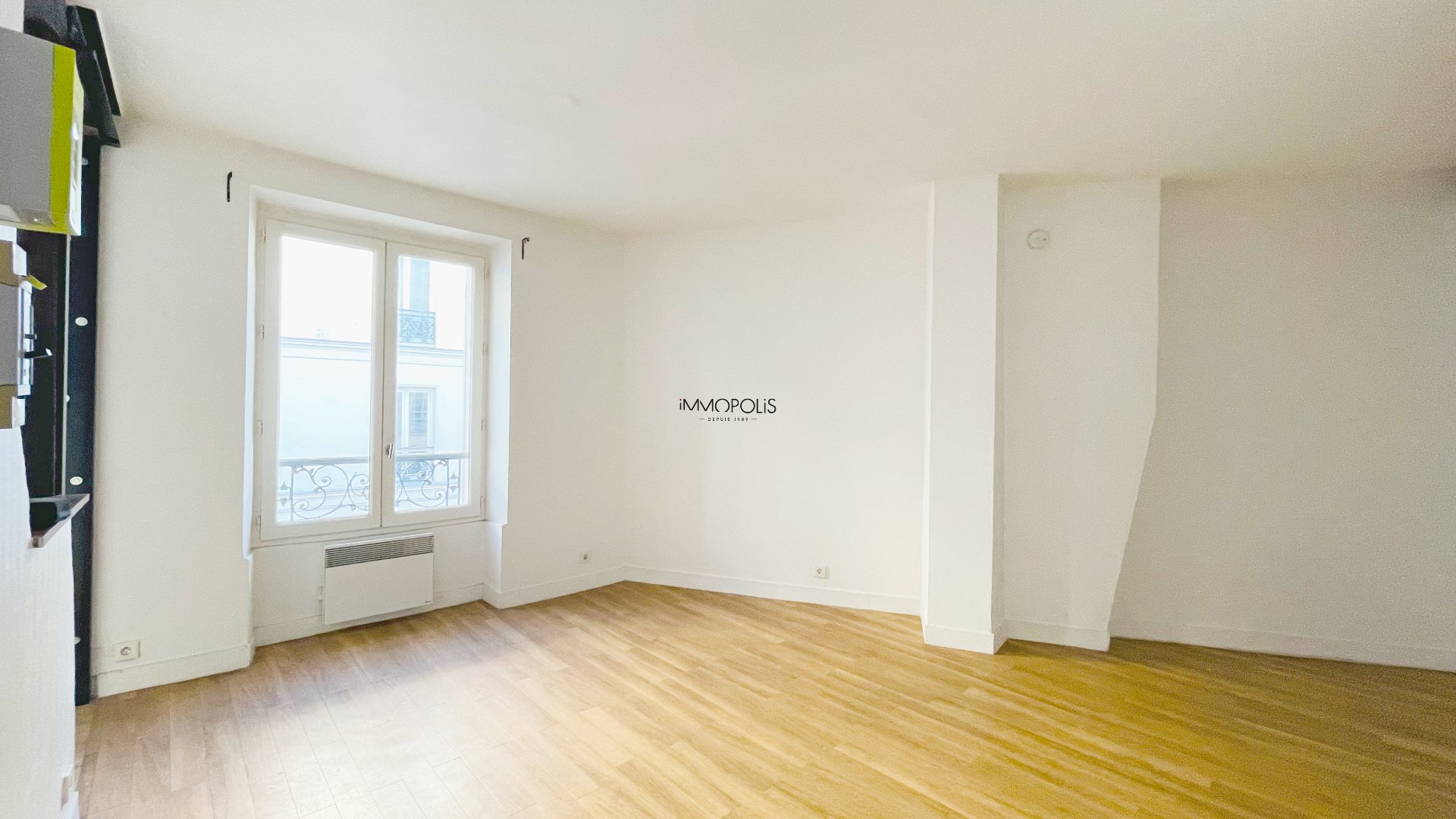 Beautiful studio in Montmartre, 30 m² without loss of space located in a swallowed building 2