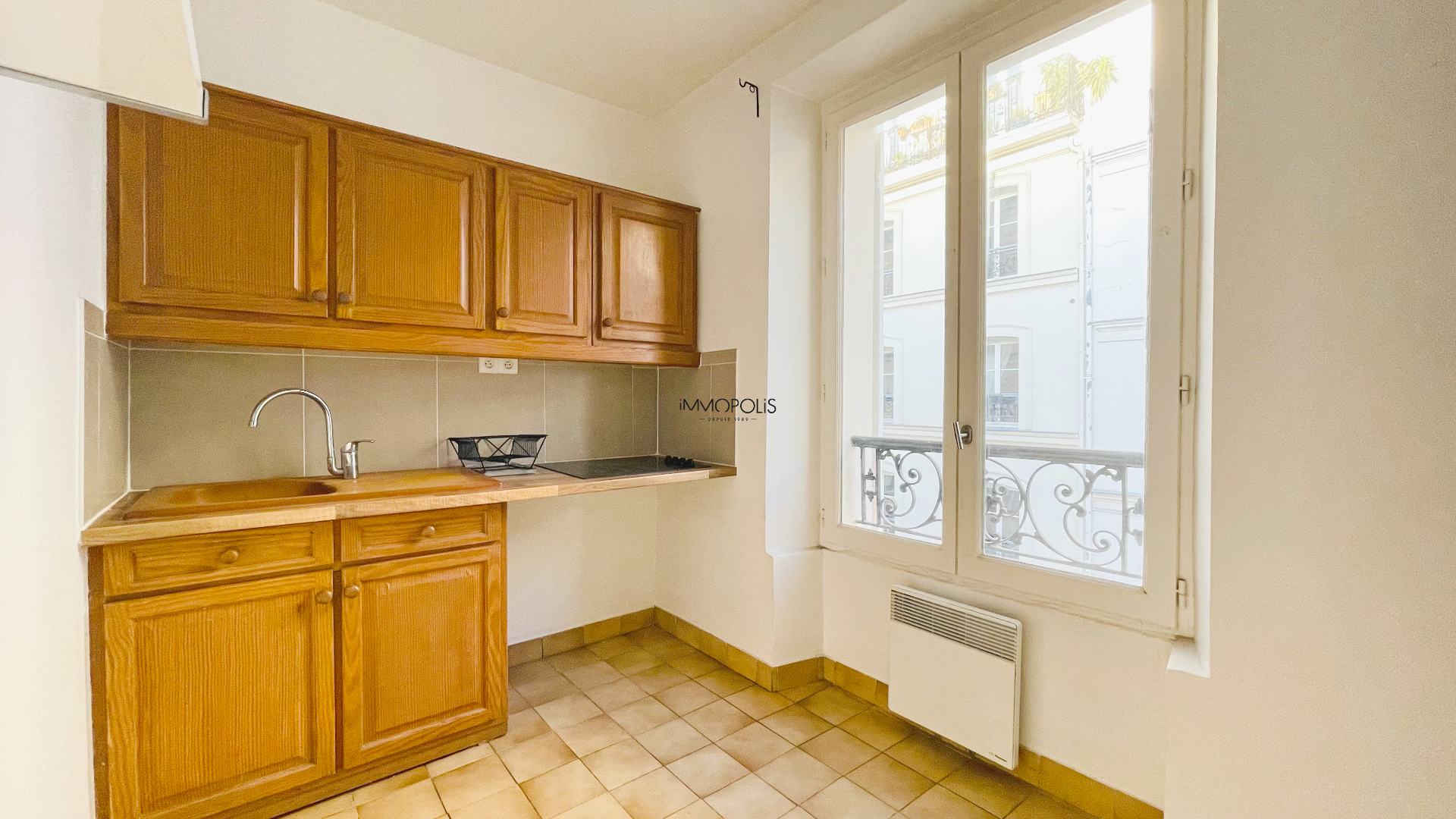 Beautiful studio in Montmartre, 30 m² without loss of space located in a swallowed building 4