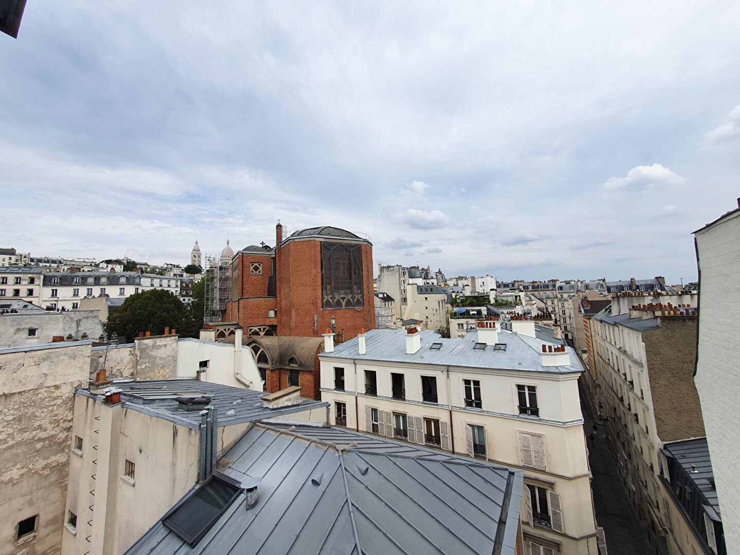 Abbesses, very atypical, full sky, top floor 1
