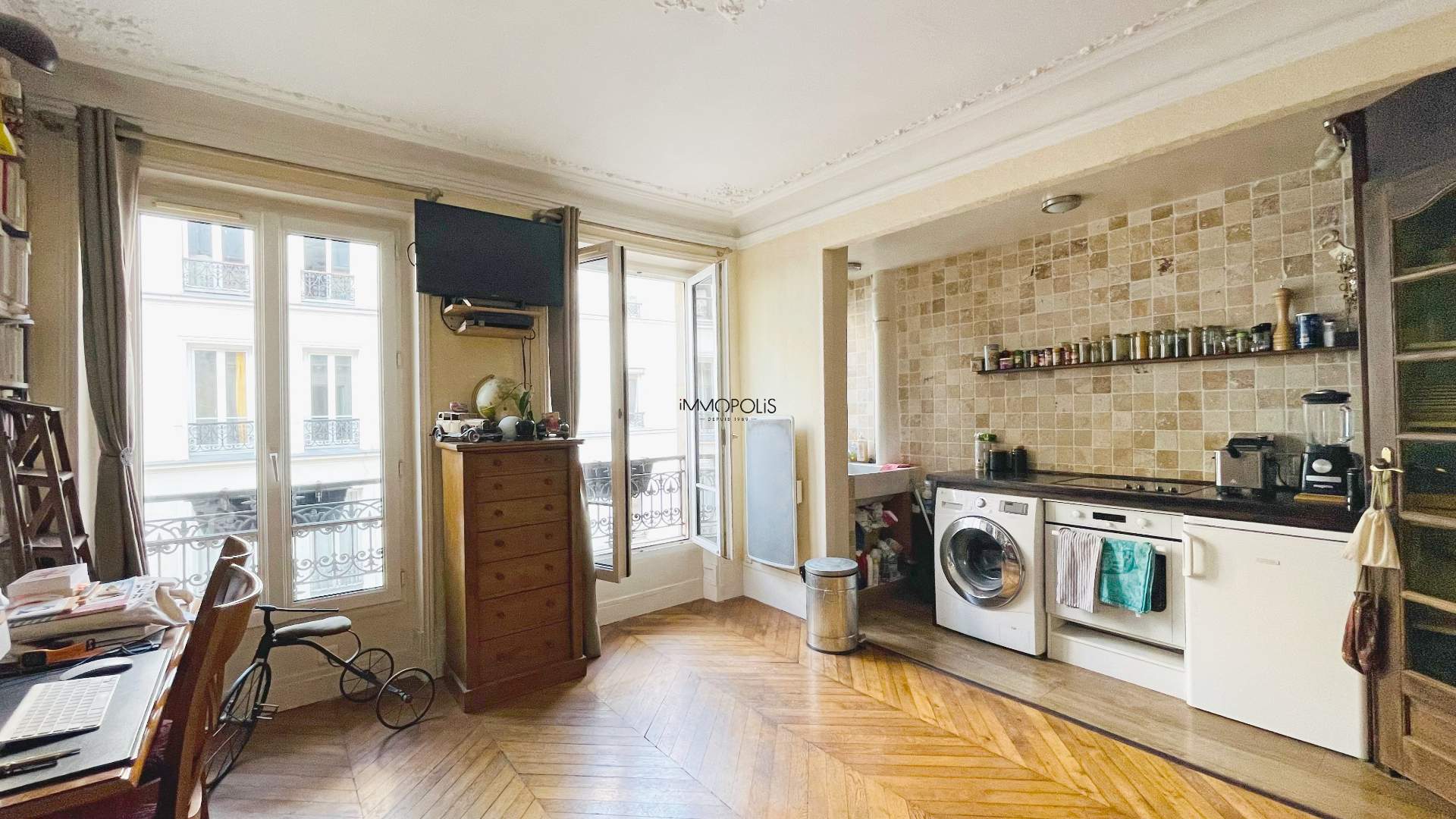 Beautiful 2 rooms with a perfect plan located in abbesses in Montmartre! 14