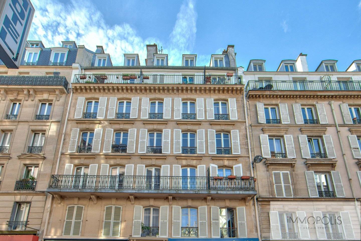 Apartment to be renovated in the heart of the abbesses. 1