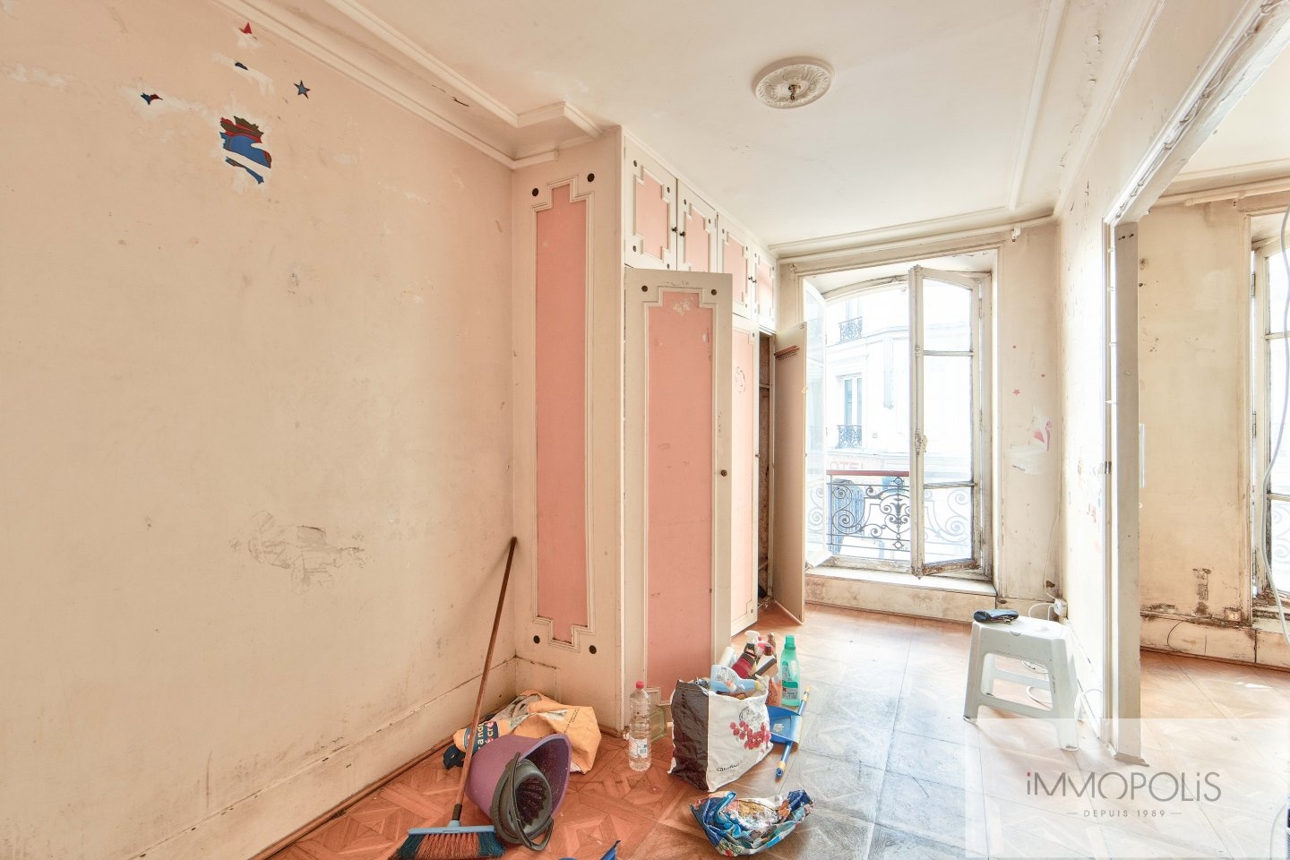 Apartment to be renovated in the heart of the abbesses. 2