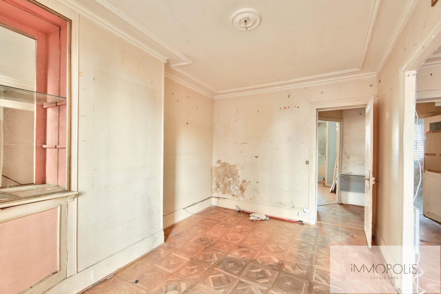 Apartment to be renovated in the heart of the abbesses. 3