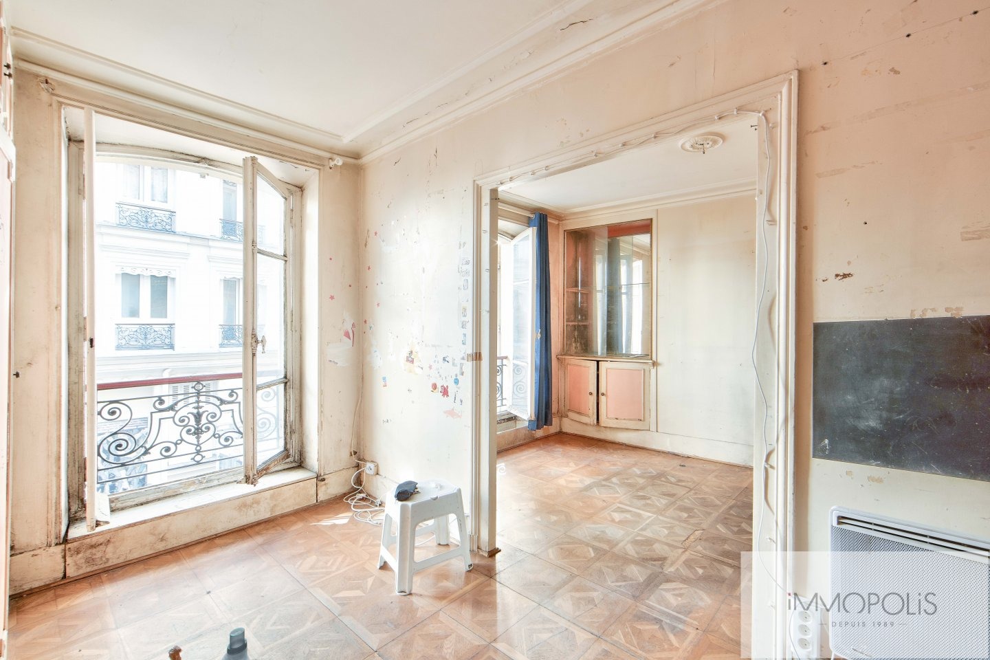 Apartment to be renovated in the heart of the abbesses. 4