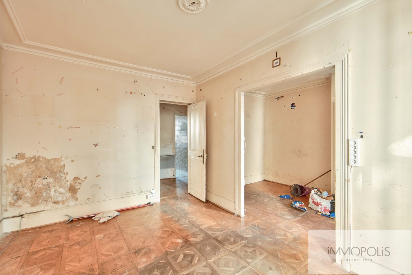 Apartment to be renovated in the heart of the abbesses. 5