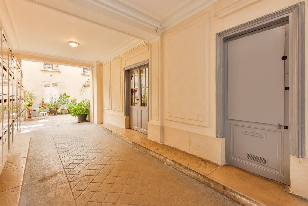 Paris 18th apartment – 3 room (s) 55 m2 8
