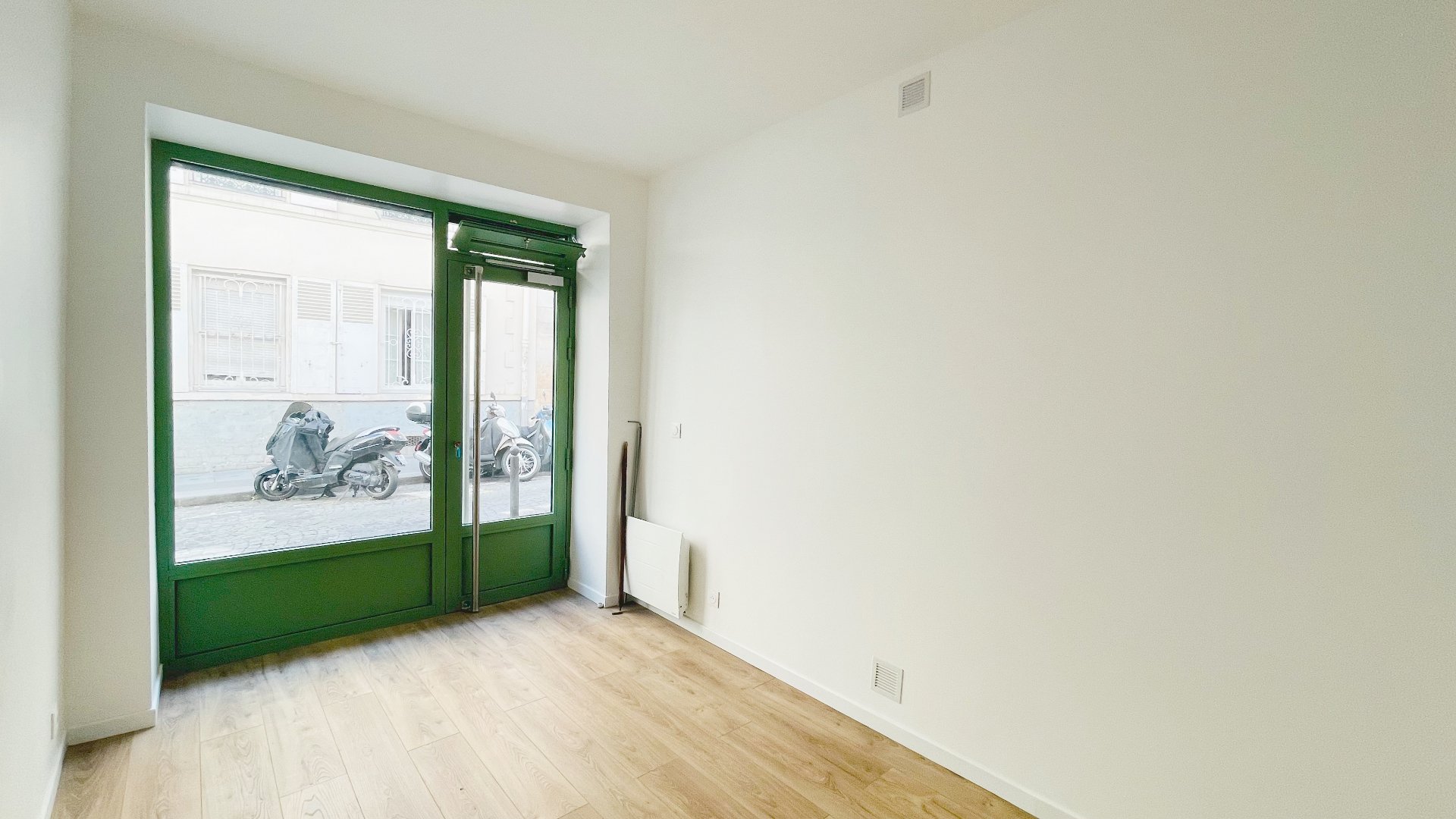Abbesses: Direct rental of a beautiful boutique entirely renovated without a door or recovery! 1