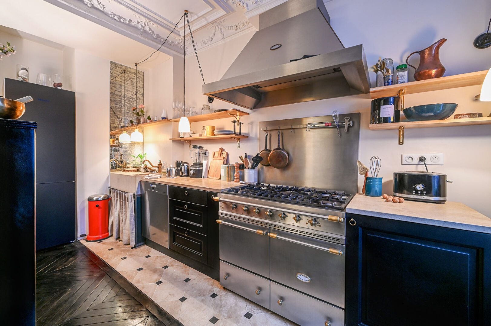Beautiful two rooms of 45 m² refurbished! 3