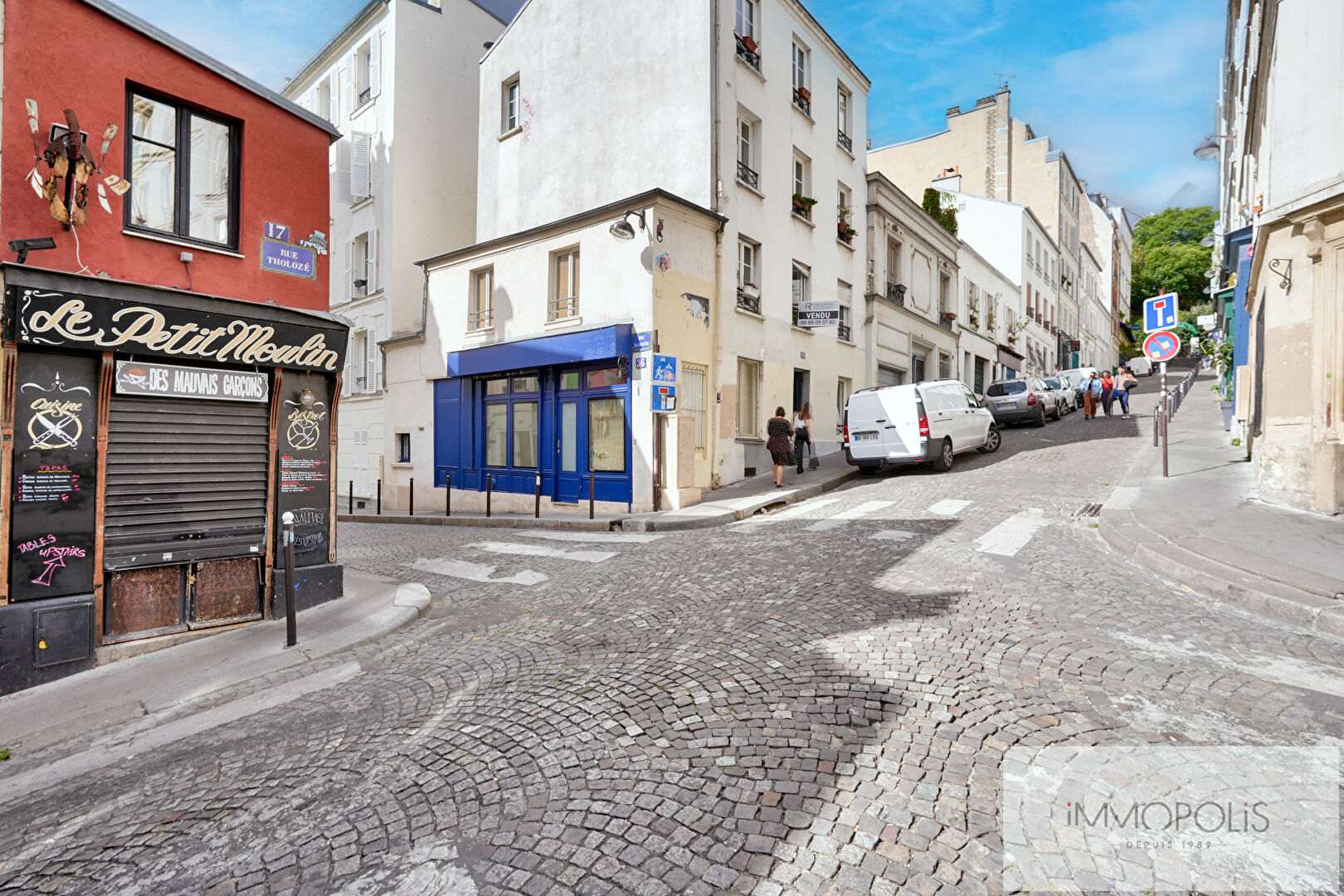 Beautiful 2 rooms located in a highly sought -after building in Montmartre! 10