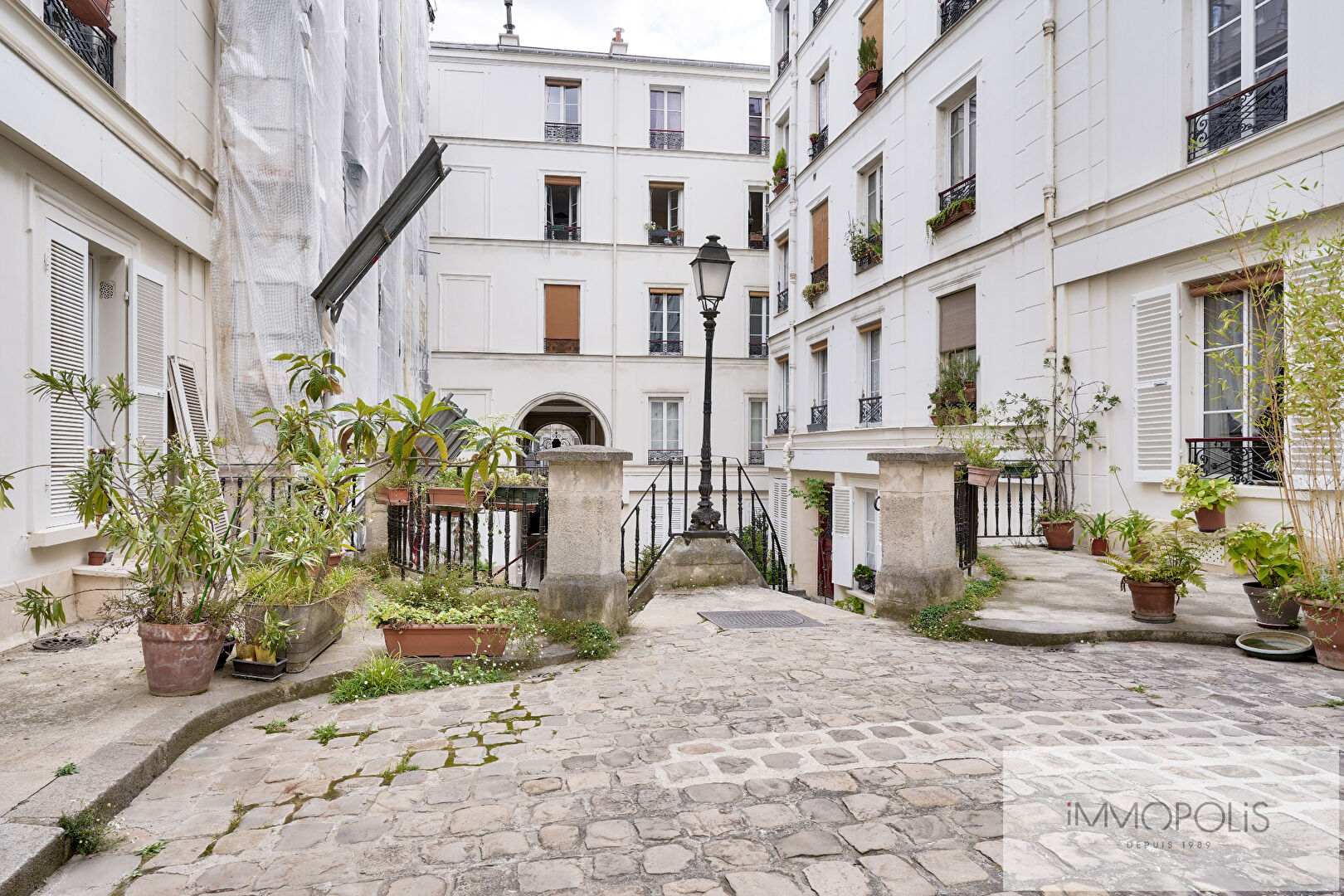 Beautiful 2 rooms located in a highly sought -after building in Montmartre! 12