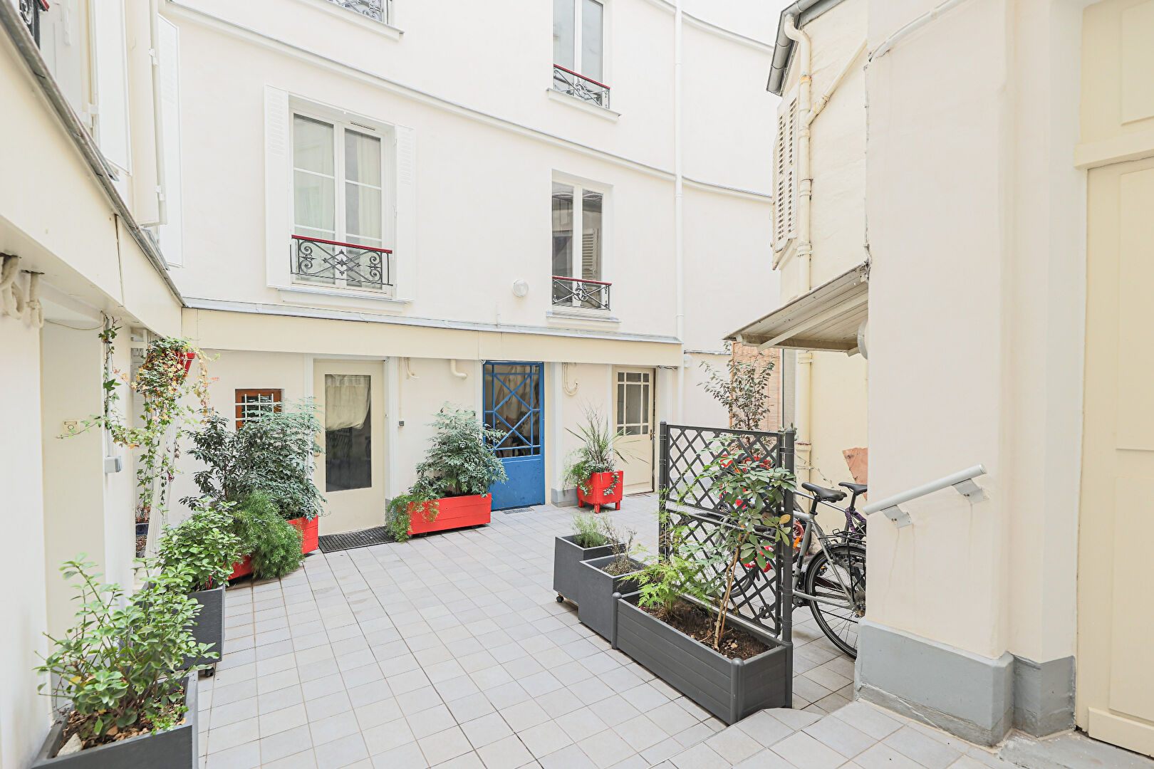 Beautiful studio in perfect condition located in the heart of the Abbesses! 10