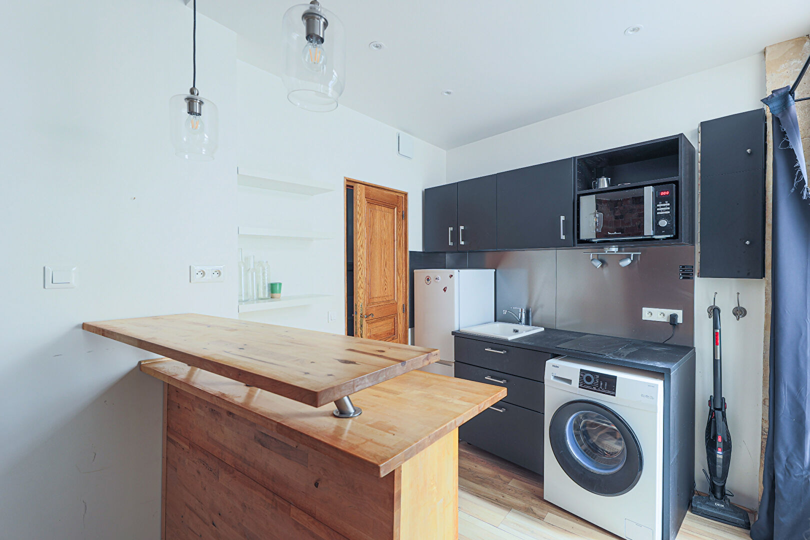 Beautiful studio in perfect condition located in the heart of the Abbesses! 2