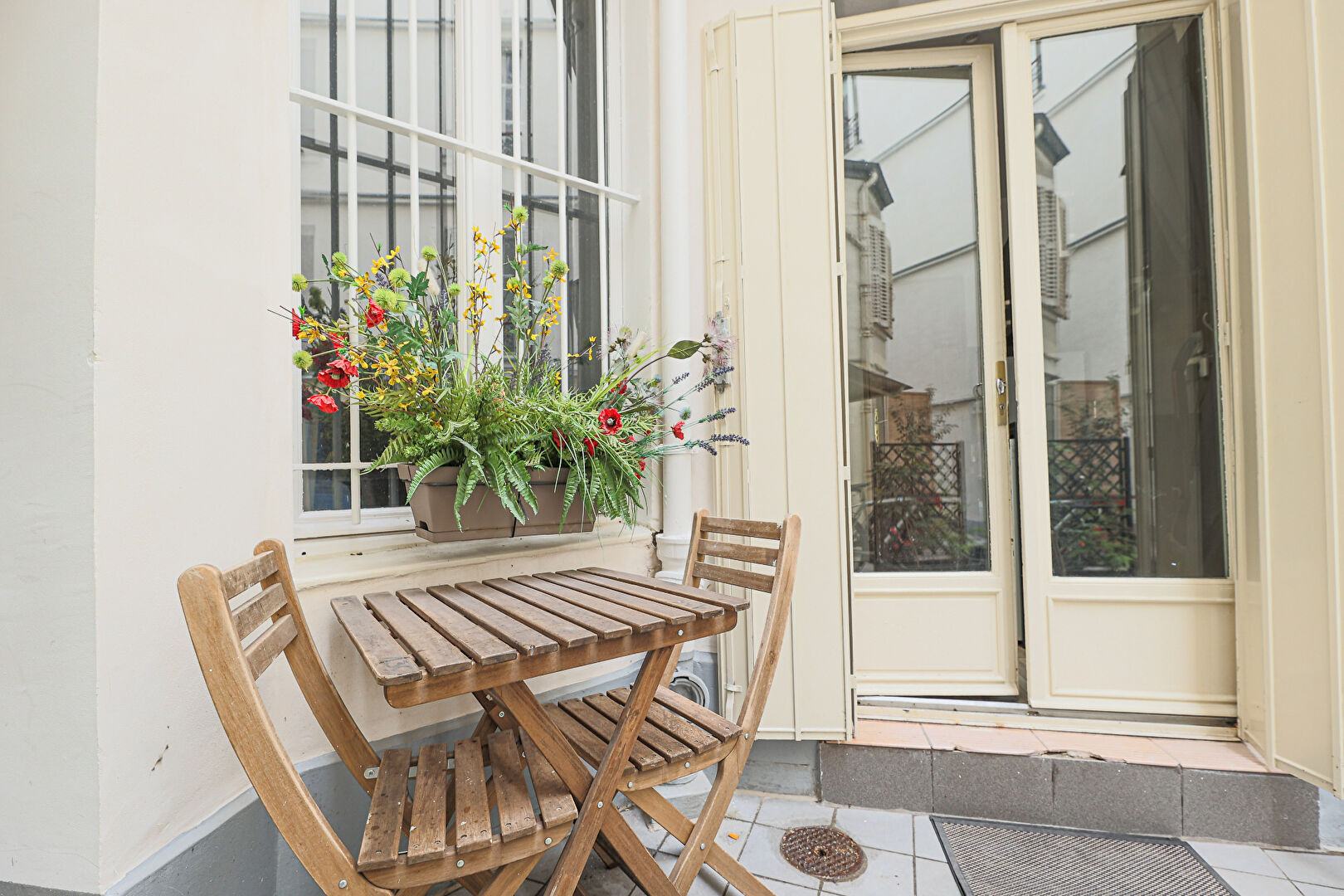 Beautiful studio in perfect condition located in the heart of the Abbesses! 5