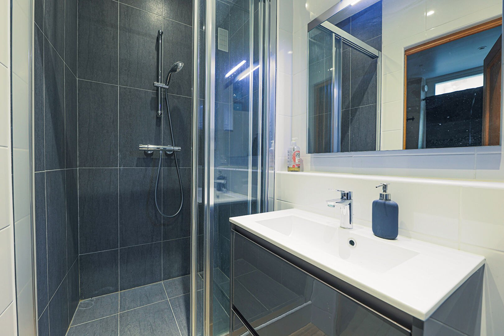 Beautiful studio in perfect condition located in the heart of the Abbesses! 9
