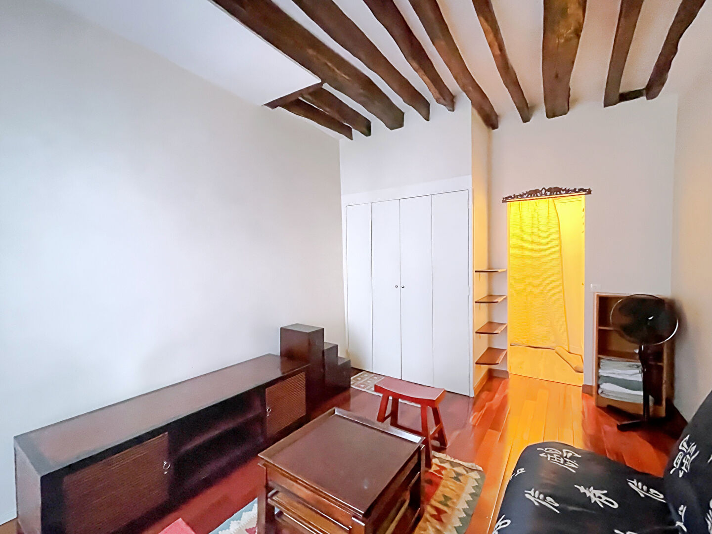 Studio full of charm with exposed beams in the heart of the highly sought -after district of Montmartre! 4