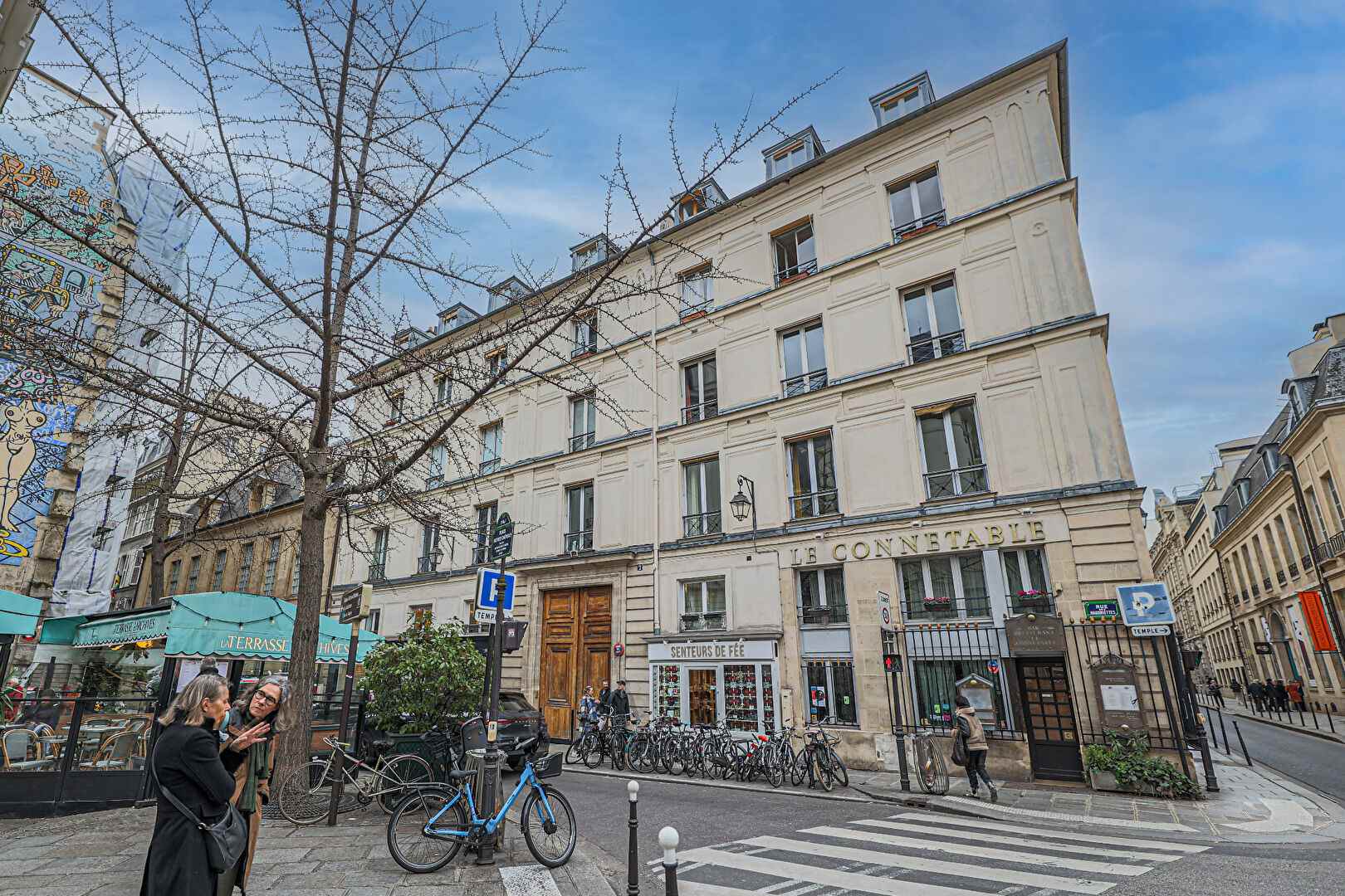 Exceptional: in the heart of the Marais, magnificent last floor studio with clear view: exceptional place to visit urgently! 10