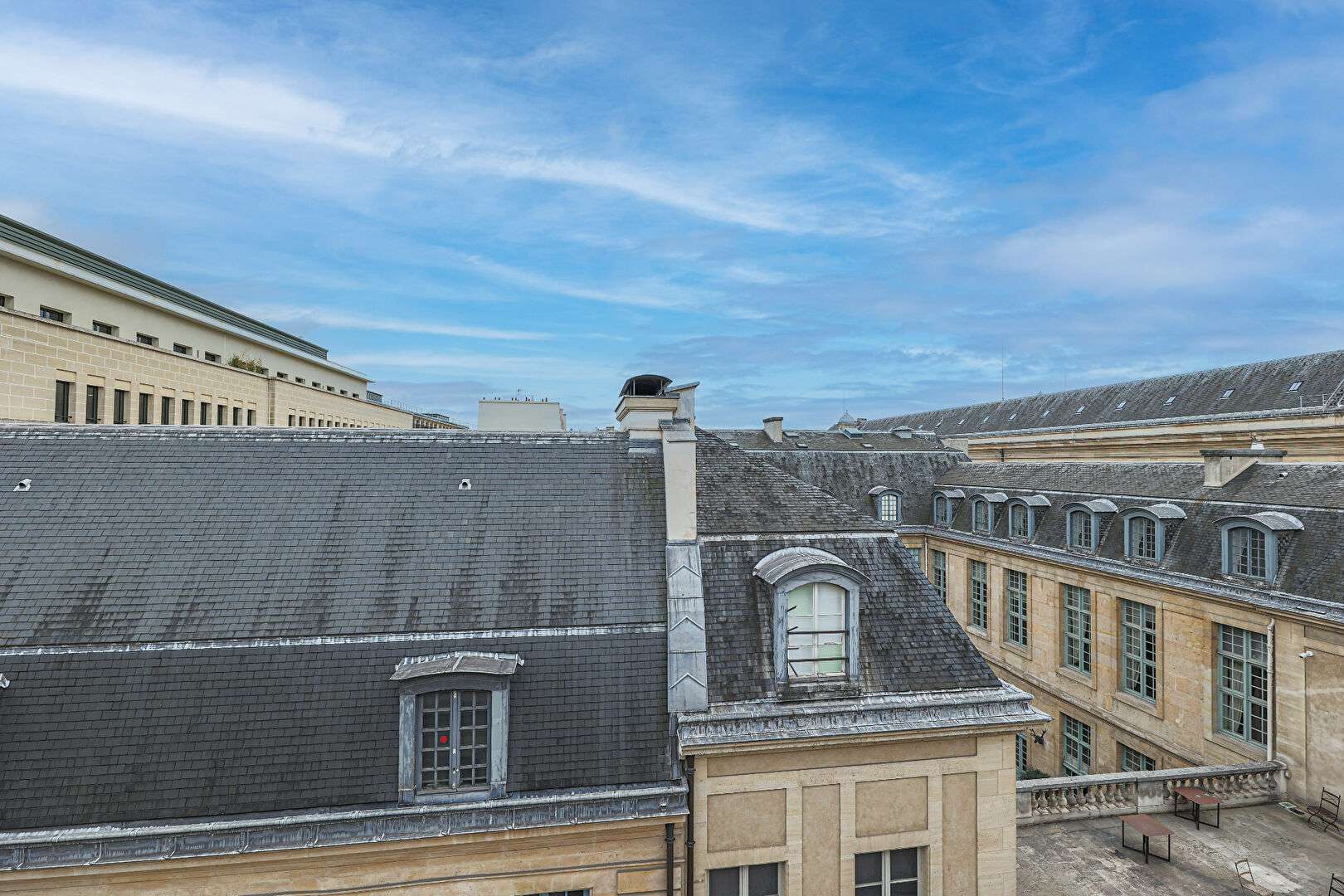 Exceptional: in the heart of the Marais, magnificent last floor studio with clear view: exceptional place to visit urgently! 9
