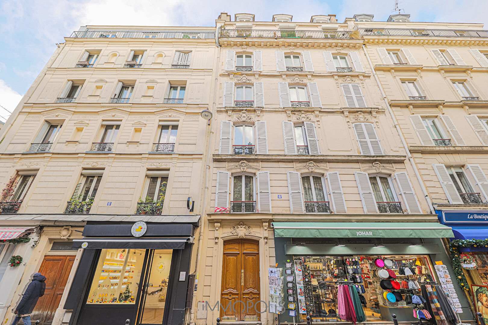 Abbesses, beautiful 2 rooms in the last floor, clear and calm 10