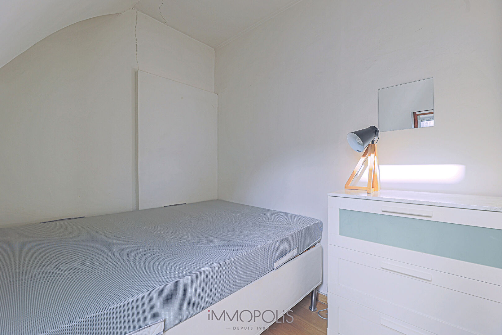 Abbesses, beautiful 2 rooms in the last floor, clear and calm 8